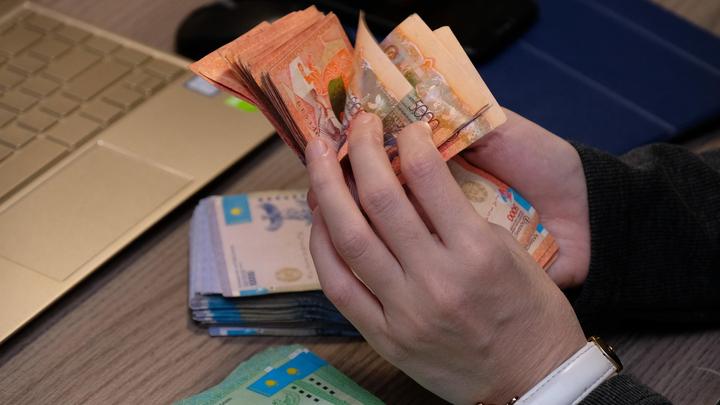 Ақша санап отырған адам