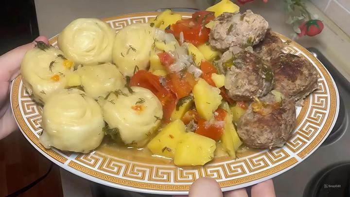 Даргинский хинкал с мясом, картофелем и помидорами: