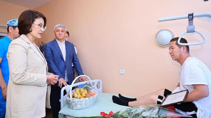 Акмарал Альназарова навестила пострадавших врачей