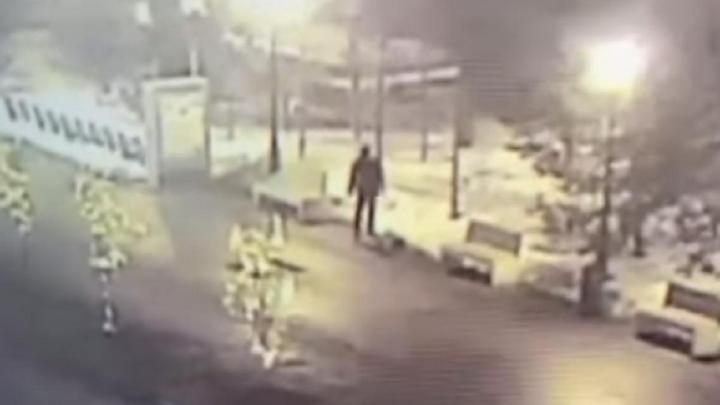 Мужчина разгромил урну в Астане