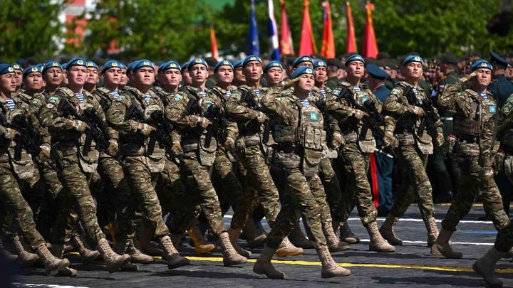 Қызыл алаңда сап түзеген қазақстандық әскери қызметшілер