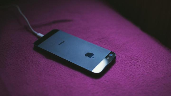 как зарядить iphone от iphone