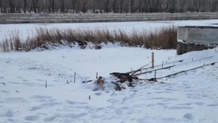 Арматура торчит из снега