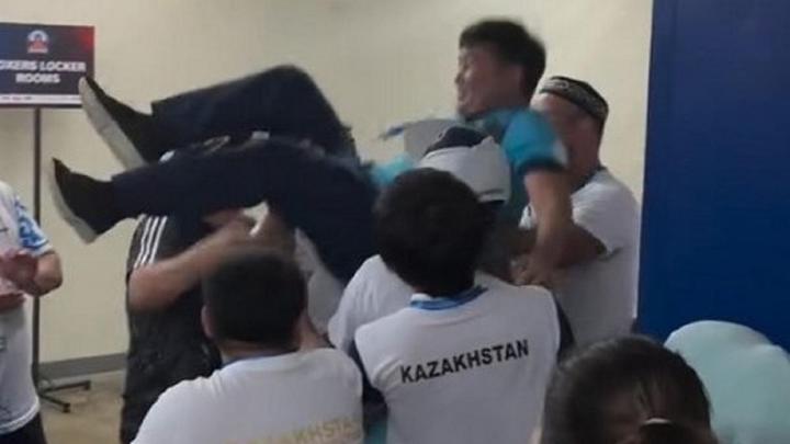 Тренера подбрасывают в воздух